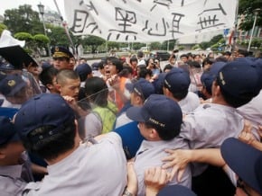 諷政院財團聯姻 華光居民與警爆衝突