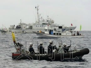 中國海監於釣島驅離日本右翼船隻