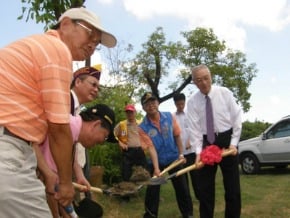 吳副總統為獅子愛心農場揭碑