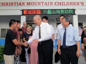 訪孤兒院 吳敦義感佩楊煦傳愛