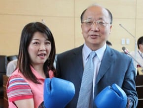 議員送手套 盼胡志強再出擊