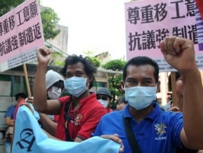 勞委會前爭權益 印勞抗議剝削