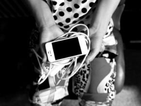 iPhone4充電電昏男子 心臟驟停陷入昏迷