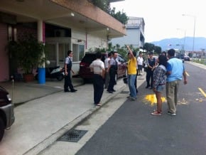 劉政鴻家前潑漆 4學生遭逮
