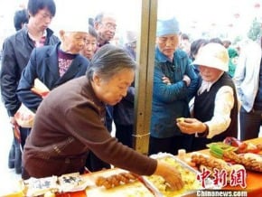 陸商賣不完月餅 低價銷農村