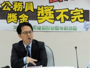敗家內閣？邱志偉：全民薪資倒退　公務員獎金超過24億