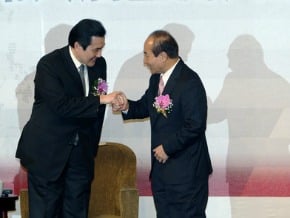 不受黨籍案影響　馬王人權頒獎會場互動佳