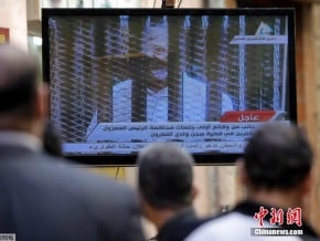 埃及法院“隔離審判”穆爾西遭抗議 將推遲開庭