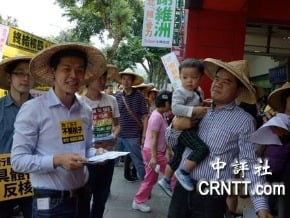 謝長廷兒子謝維洲參選 戴斗笠市場拜票