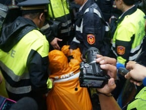 反核圍立院 警抬離擋道民眾