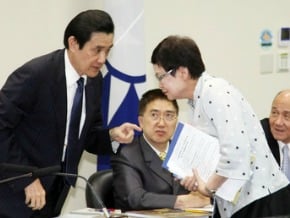 批綠 馬英九：霸佔主席台是暴力