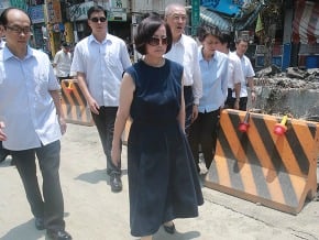 穿高跟鞋到災區 蔡令怡：配合老公身高