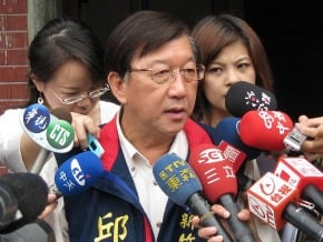 鄭永金宣布選 邱鏡淳：藍沒分裂本錢