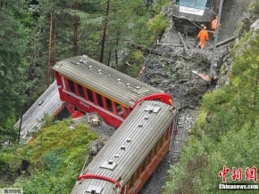瑞士東部山崩 火車出軌陷深谷