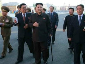 官媒亮相 金正恩手持拐杖視察