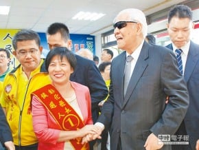 李登輝探黃文玲拒穿競選背心