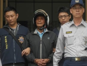 不滿醫療 駕車掛油漆桶撞官邸