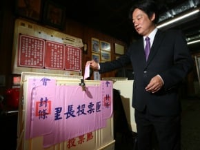 賴清德隻身投票 黃秀霜偕夫投票