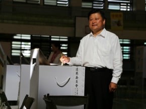 傅?萁牽著對手投票 「希望明天花蓮會更好」