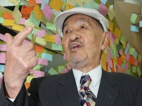 彭明敏現身柯總部 比手勢表支持遭制止