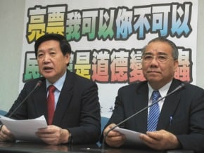 藍批蔡英文變色龍 綠批檢淪打手