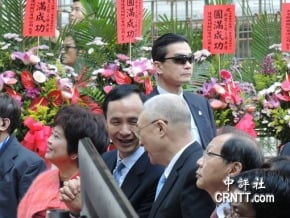 吳敦義朱立倫同台 兩人互動熱絡