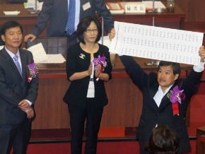 康裕成當選首位高市女議長