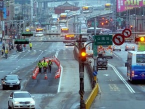 忠孝西路通車延誤 柯文哲臉色凝重<br />拆完公車道 柯P：下一步查地下管線