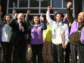 吳宜臻登記立委補選 籲滾動翻轉苗栗