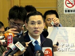 名嘴不停咬馬 國民黨攤開資料讓媒體拍個夠