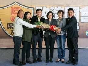 中常會移師台中 蔡英文打藍為補選造勢