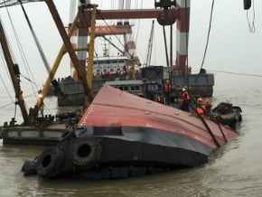 陸新造船長江沉沒 3人獲救多人失蹤