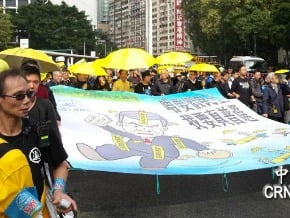 港爭取真普選 逾萬人打傘上街