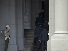 部長請辭獲慰留 總長司令都記過<br />馬裁定 民眾不平：退俸有差嗎 會痛嗎