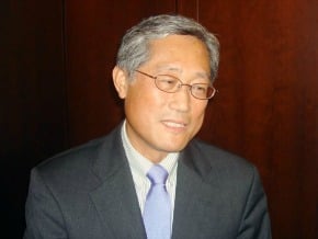 李焜耀請辭友達光電董事長 交棒彭?浪 