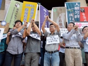 34修憲案全送協商 場外抗議