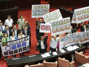 休會前夕照樣上演互罵 大選綁修憲公投破局