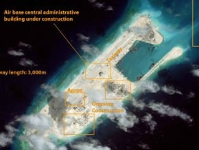圖像顯示中國南海爭議島礁跑道接近完工