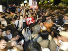 眾議院通過安保法案：政治颱風席捲日本