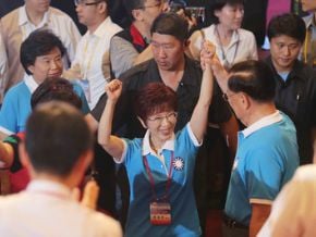 40秒贏提名 洪秀柱揮戰旗<br />手牽馬朱「若當總統 遵循九二共識」