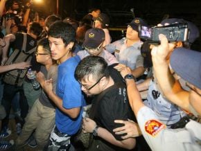 反課綱學生闖教育部 33人被捕