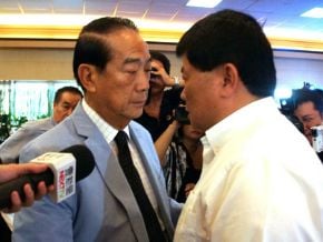 藍堵跳船潮 勸棄選藍委回頭<br />顏清標抱宋楚瑜耳語 引外界揣測