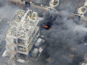 東京羽田機場旁鋼鐵廠發生大火