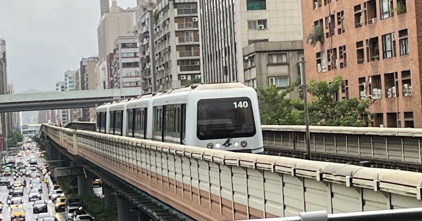文湖線通勤尖峰月台塞爆 北捷:列車偵測訊號異常已恢復正常