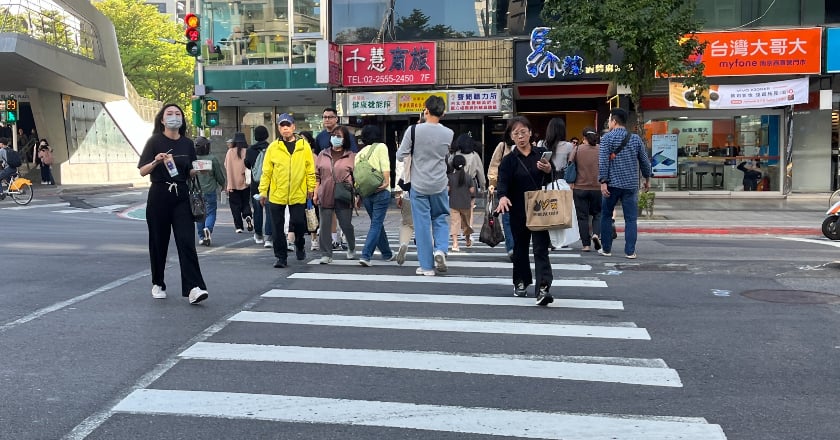 交通部：綠燈閃爍時過馬路改免罰 提醒民眾「避免跨入」