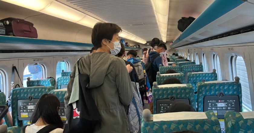連假高鐵自由座擠爆 對號座旅客抱怨乘車品質受影響