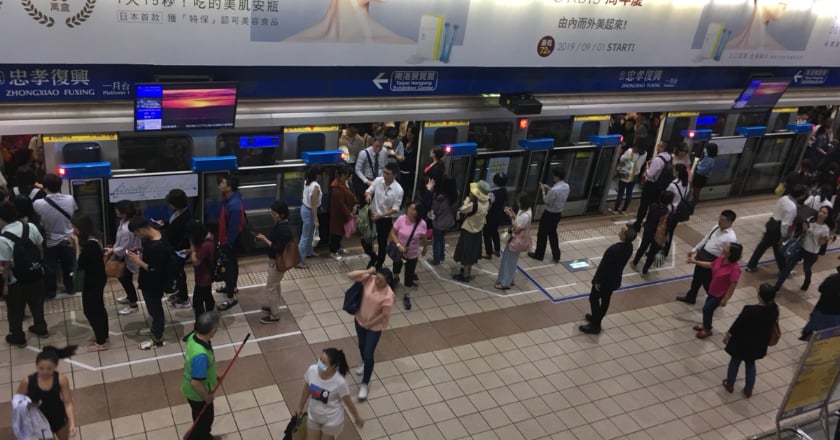 北捷板南線列車異常 致上班尖峰人潮擁擠