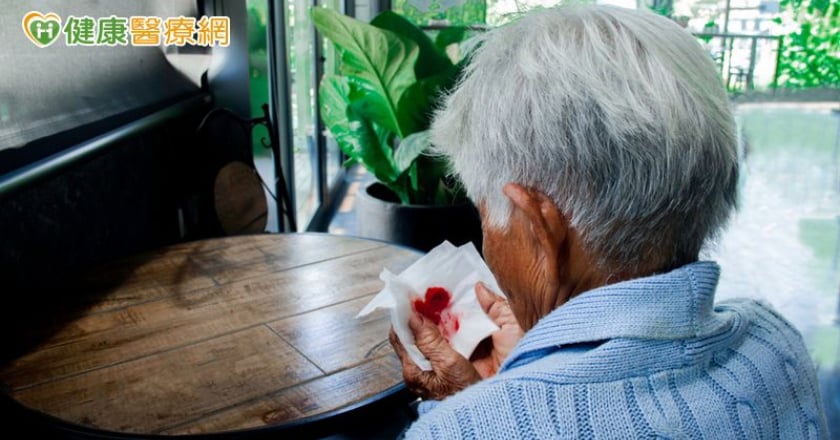 硬朗老翁感冒三天突咳血，就醫檢查「雙肺都白了」 醫籲「這樣做」提升免疫力