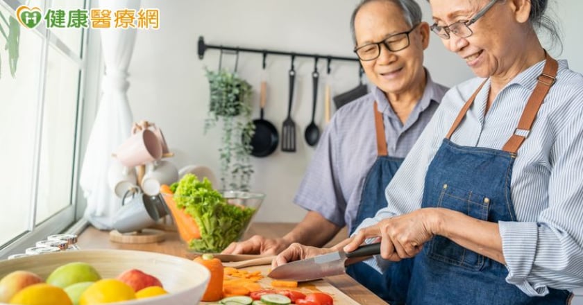 下廚做飯與失智症風險降低有關？專家：烹飪過程眉角多 助大腦保持靈活