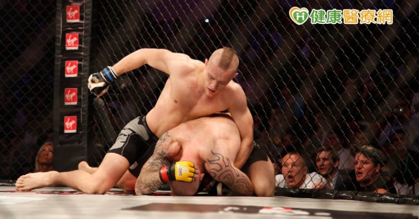 格鬥天王Conor Mcgregor擂台骨折 重回格鬥場最快一年後